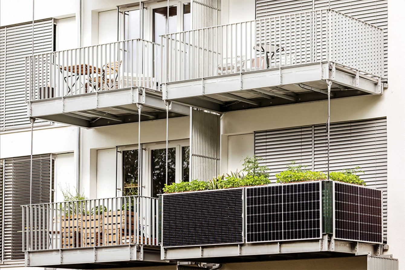 Balkon­kraftwerk bei DSM Elektrotechnik GmbH in Meiningen